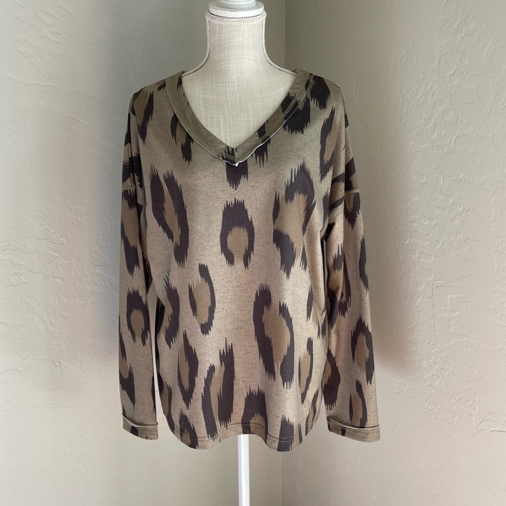 Belinda Long Sleeve‎ Novelty Print V-Neck Top Size: XL